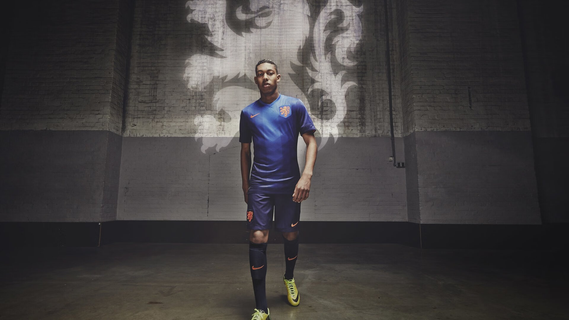 关键战役前夕主帅召开闭门会议鼓舞全队士气